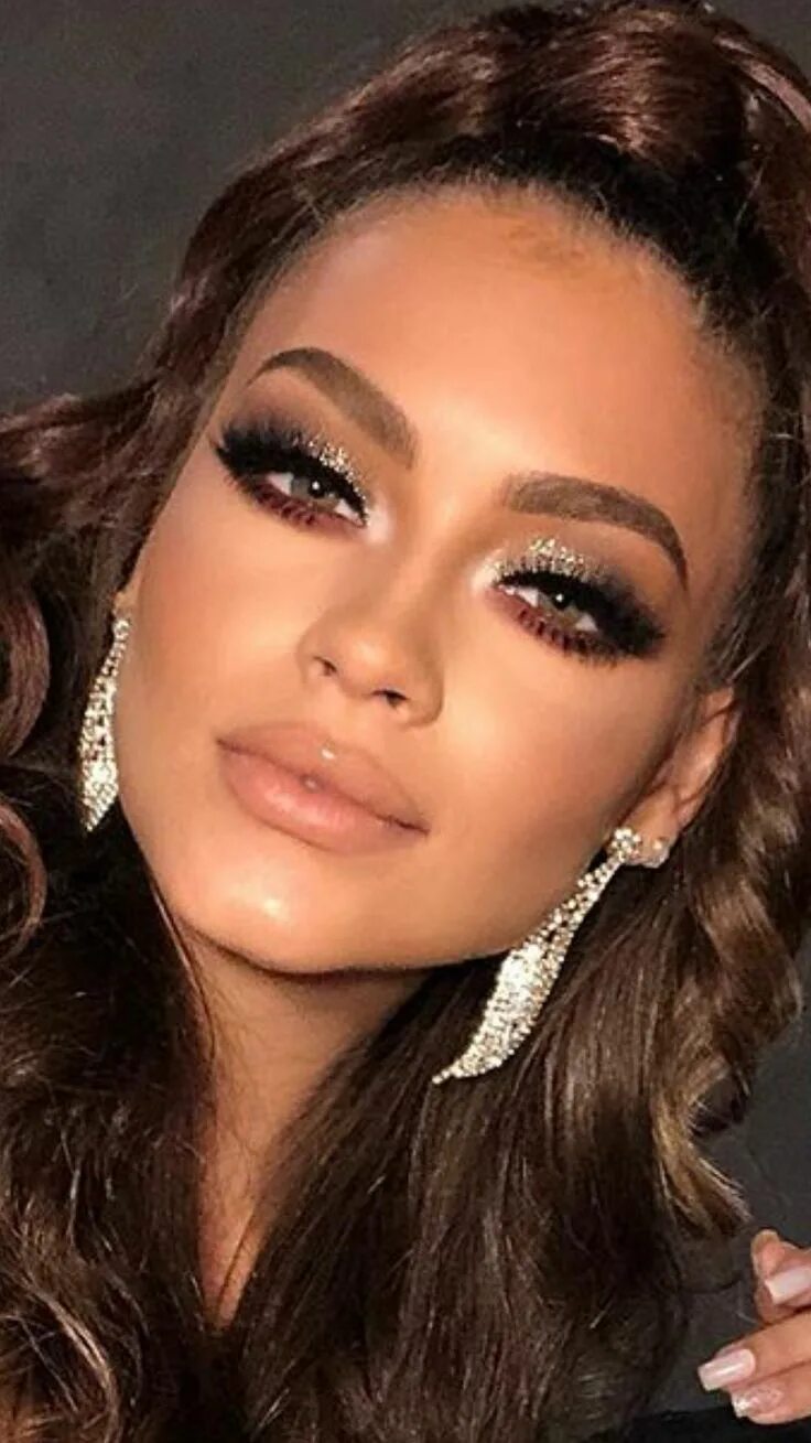 Макияж для темных волос фото @taylorbranney in 2019 Hair makeup, Eye makeup, Makeup looks