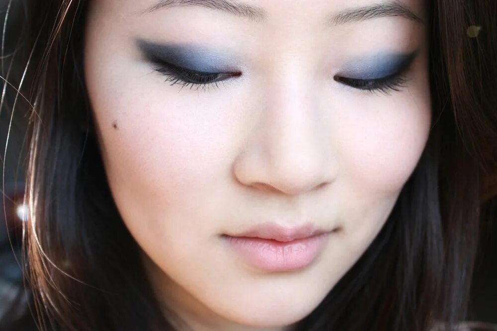 Макияж для узких глаз Graphic blue smokey (cat) eyes: winged eyeshadow tutorial theNotice: a beauty bl