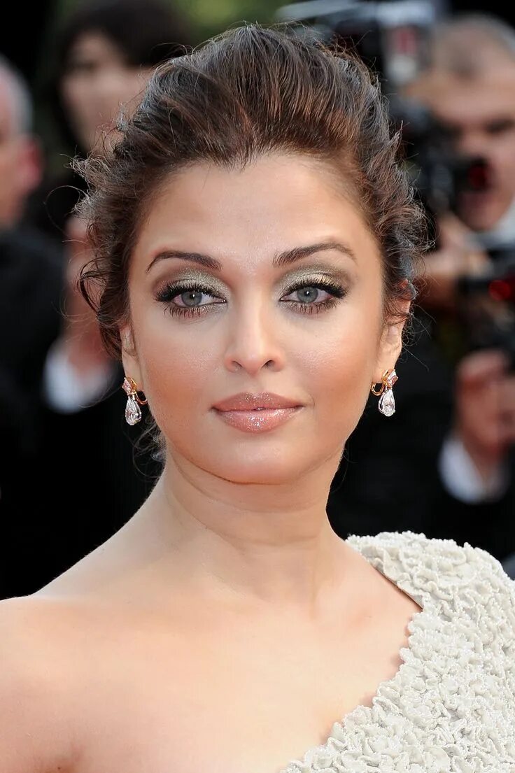 Макияж для выпуклых глаз Aishwarya Cannes 2011 Midnight In Paris Premiere Aishwarya rai bachchan, Beauty 