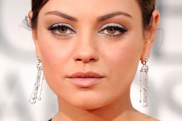 Макияж для выпуклых глаз Makes clássicos predominam o tapete vermelho do Globo de Ouro! Mila kunis makeup