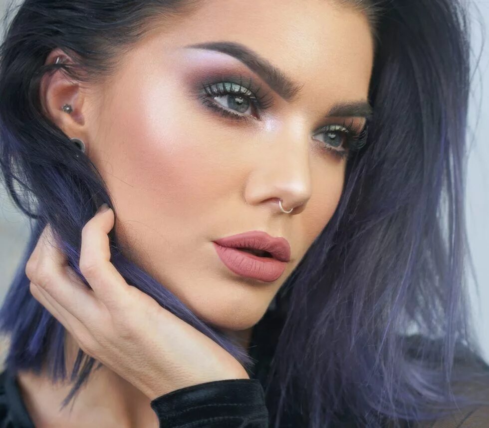 Макияж для зеленых глаз брюнеткам фото Linda Hallberg wearing KVD Alchemist palette Best cheap makeup, Full makeup brus