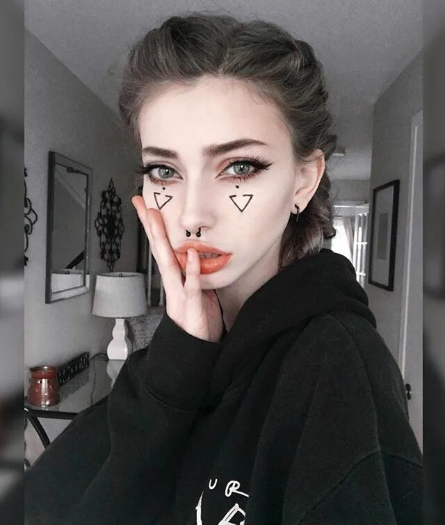 Макияж эстетика легкий Click the link in my bio to check out my YouTube channel ✨ Edgy makeup, Face art