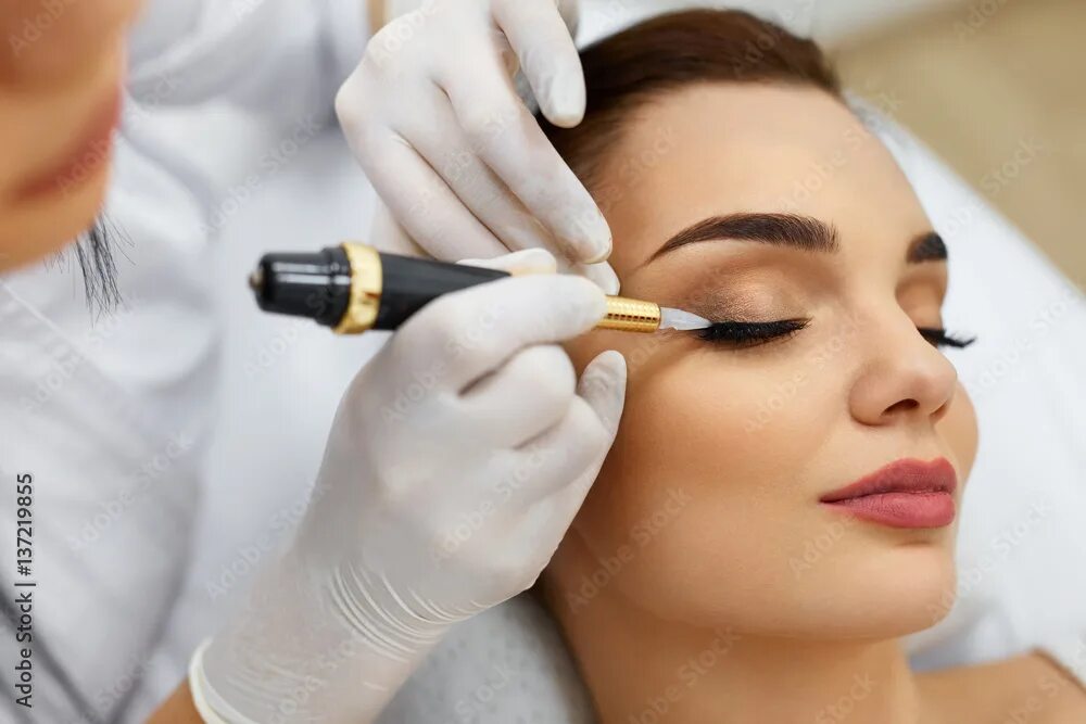Макияж фото татуаж Beautician Doing Eyebrow Makeup Tattoo On Woman Using Machine Фотографія Stock A