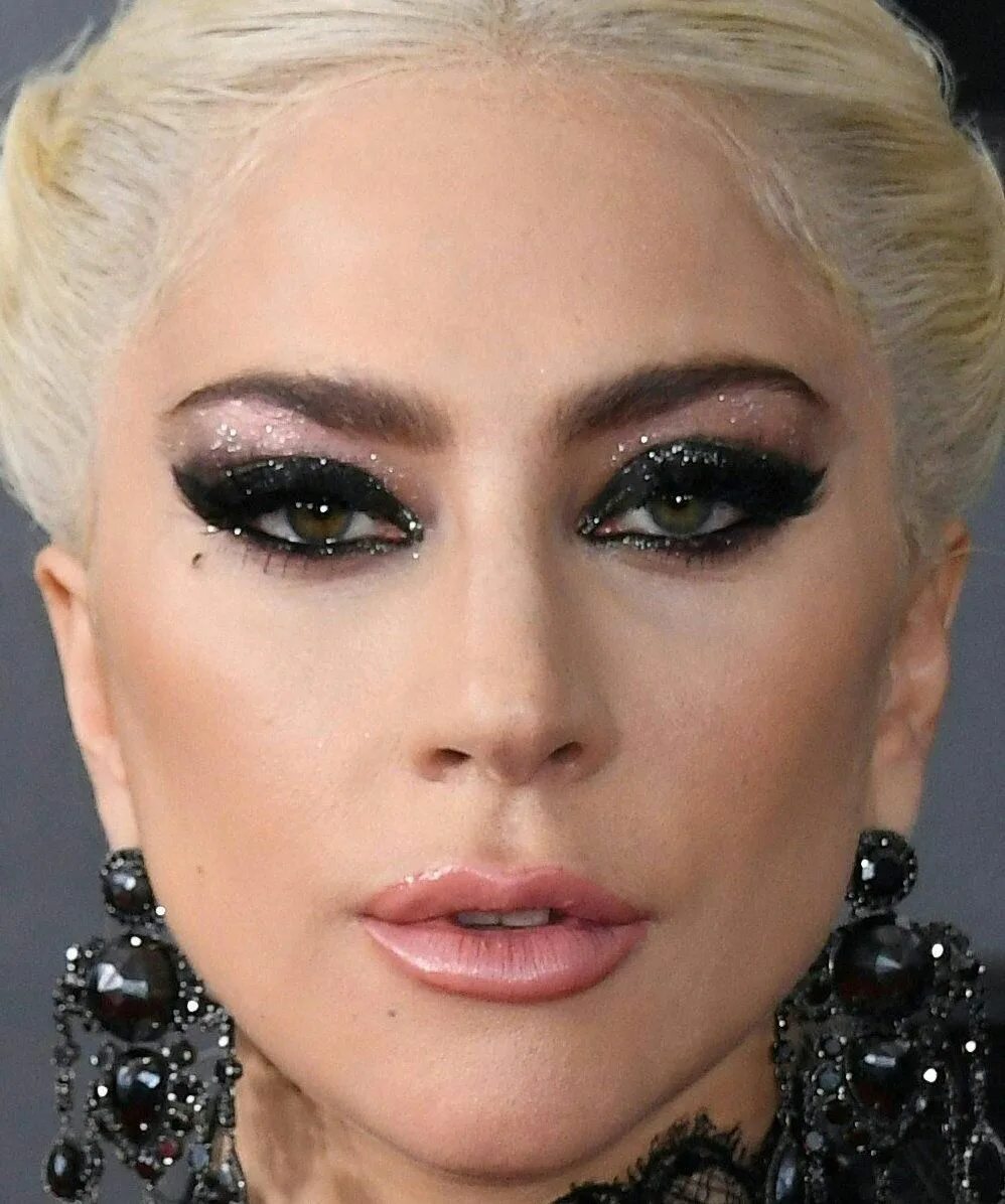 Макияж гаги Lady Gaga S Makeup Is A Showstopper Her Super Smoky Cat Eye