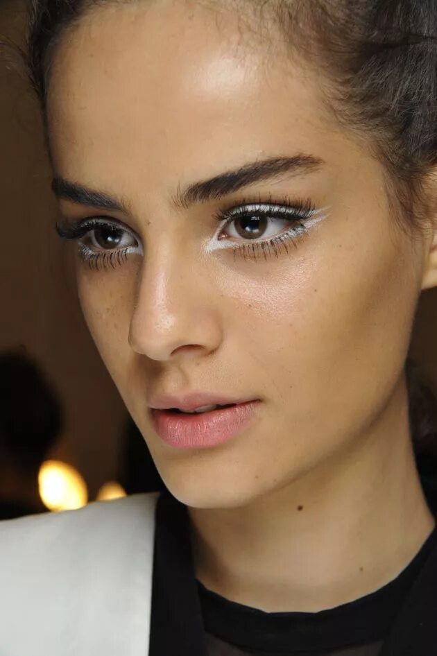 Макияж глаз белым карандашом фото EYE SPY - FALL BEAUTY TRENDS - The Beauty Blog Maquillaje de ojos día, Maquillaj