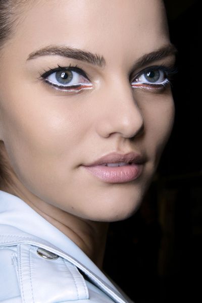 Макияж глаз белым карандашом фото Spring Beauty Trend Report: White Eyeliner and Fashion Week Looks