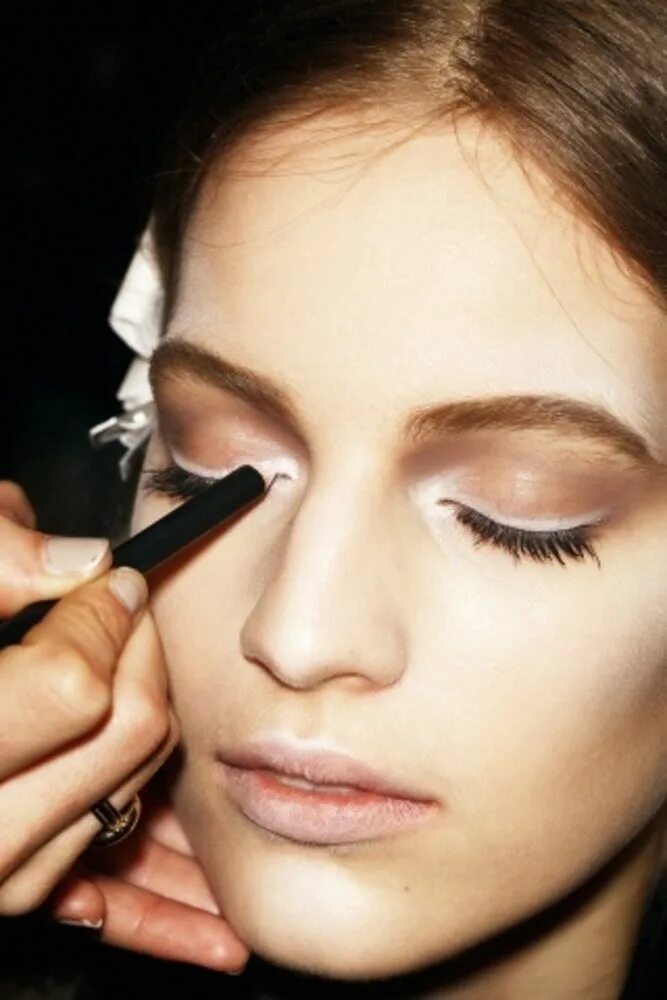 Макияж глаз белым карандашом фото Bright Eyes: White Eyeliner White eyeliner, Makeup, Eyeliner