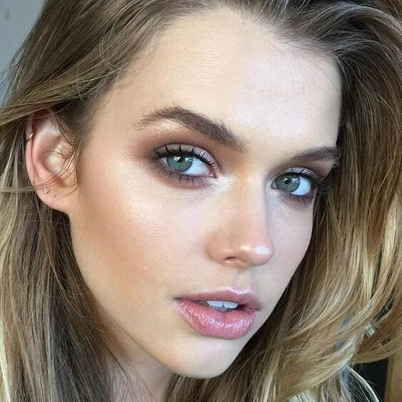 Макияж глаз для русых волос The No-Fuss Guide To Contouring Career Girl Daily Skin makeup, Hair makeup, Natu