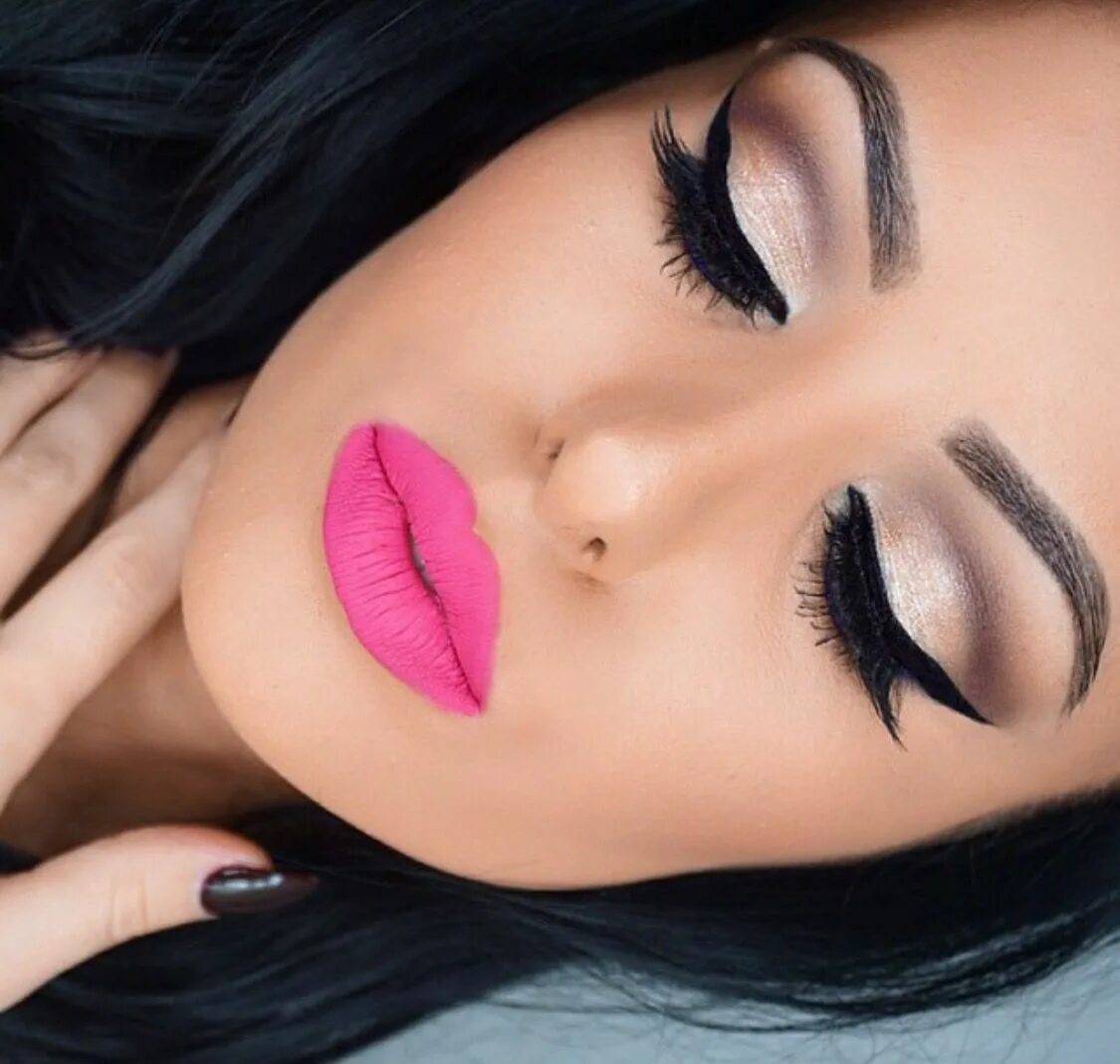 Макияж глаз и бровей и губ Gold with hot matte pink lips Pink lips, Pink eyeliner, Eye makeup