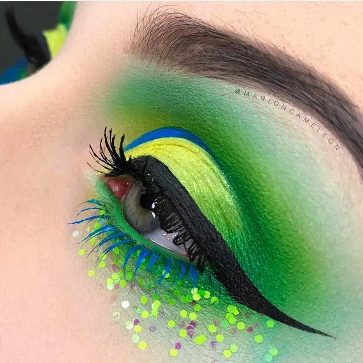 Макияж глаз красками Try a vibrant splash of green this weekend! @marioncameleon wears #sugarpill eye