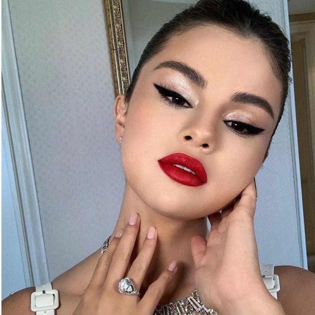 Макияж глаз красных губ Selena Gomez × Festival de Cannes 2019 Selena gomez makeup, Festival makeup, Fes