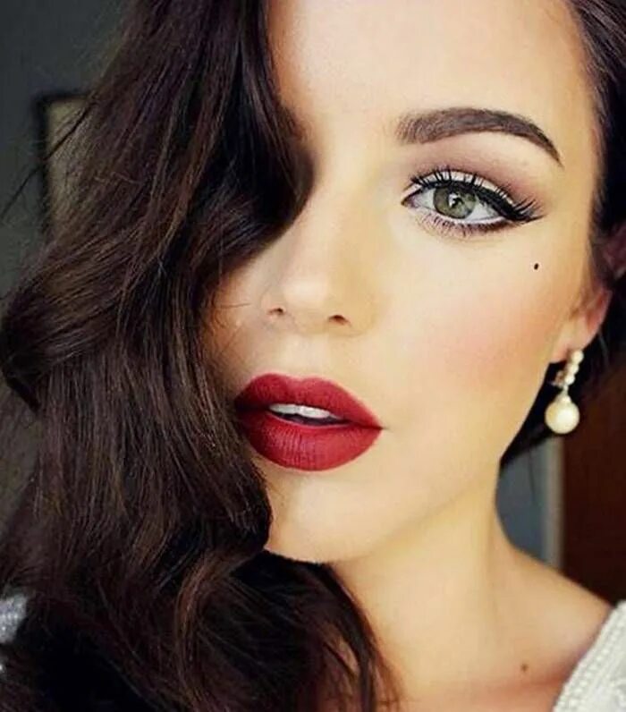 Макияж глаз под красную помаду The 35 Best Makeup Looks for Spending the Holidays at Home Holiday makeup looks,
