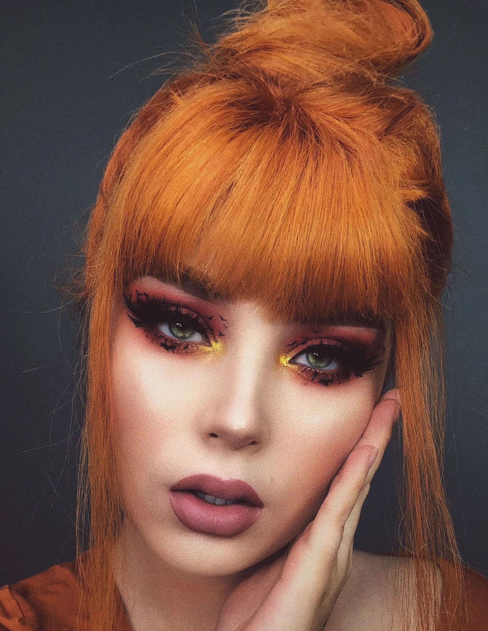 Макияж глаз под рыжие волосы #halloween #bats #batsmakeup #fall #fallmakeup #smokeymakeup #orangehair Hair co