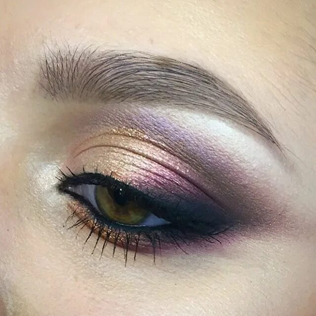 Макияж глаз растушевка теней Gold eyeshadow on the eyelid and taupe smudged into the crease. Black and cranbe