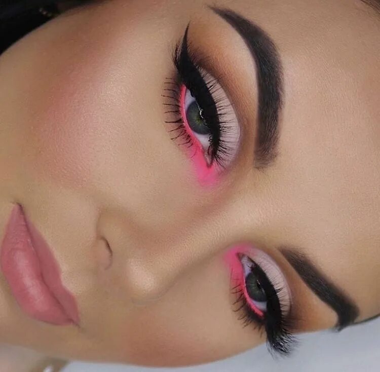 Макияж глаз розового цвета A filha de Niklaus e Aurora Eye makeup brushes, Makeup eyeliner, Artistry makeup