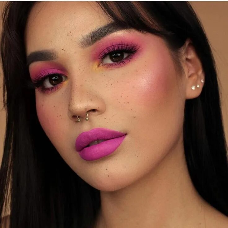 Макияж глаз розового цвета La imagen puede contener: 1 persona, primer plano Eye makeup, Fancy makeup, Haze
