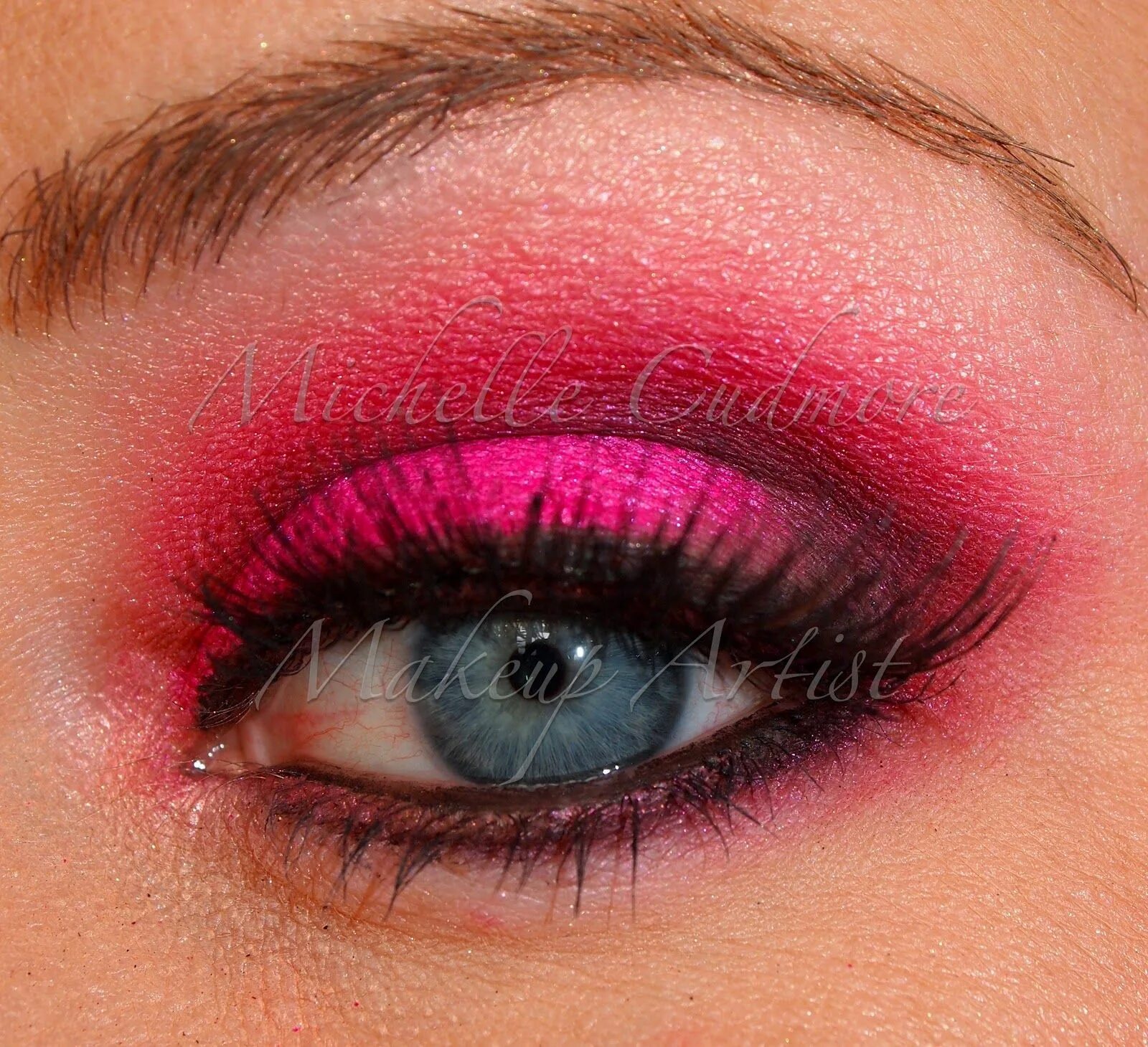 Макияж глаз розового цвета Pink red eye shadow Red eye makeup, Pink eyeshadow, Red eyeshadow