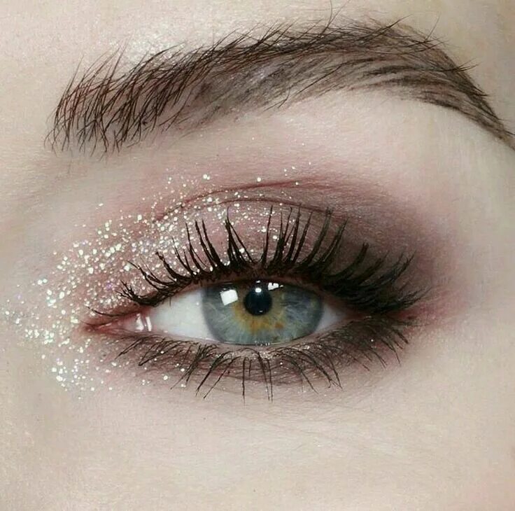 Макияж глаз с блестящими тенями Pin on Makeups Eye makeup, Shimmer eye makeup, Glitter eye makeup