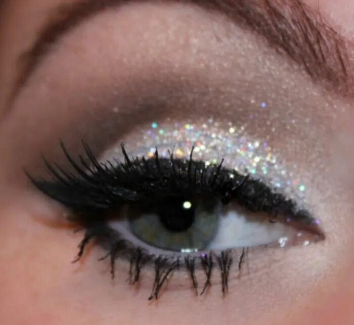 Макияж глаз с блестящими тенями 9 Ways To Up Your New Year’s Eve Makeup Game Cheer makeup, New years eve makeup,
