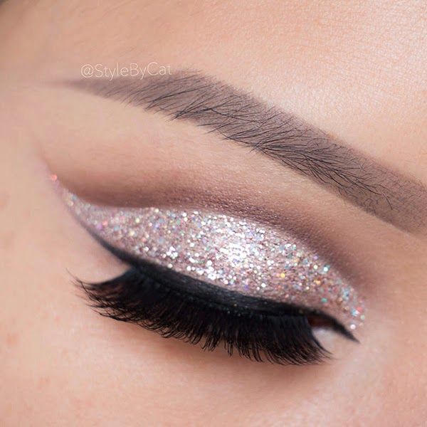 Макияж глаз с блестящими тенями Style By Cat: Glittery Holiday Looks Makeup obsession, Eye makeup, Fashion makeu