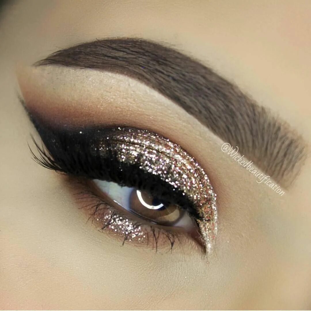 Макияж глаз с блестящими тенями @vegas_nay on Instagram: "Beautiful holiday eyes @wickedbeautification ✨ #vegas_