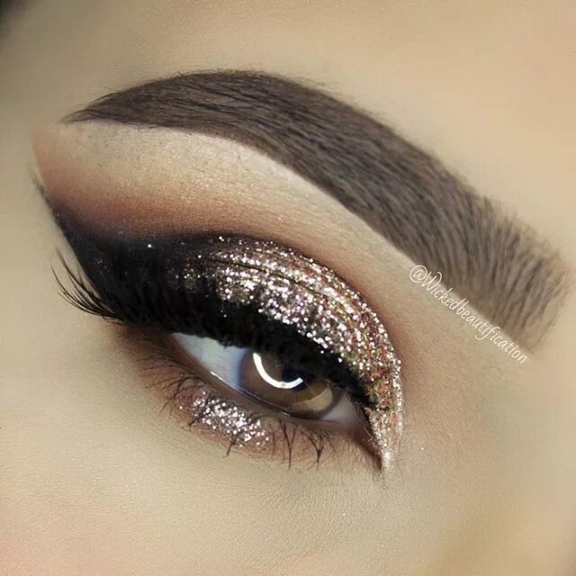 Макияж глаз с линиями 8 ideias de beleza absurdamente lindas para o seu réveillon ? Eye makeup, Glitte