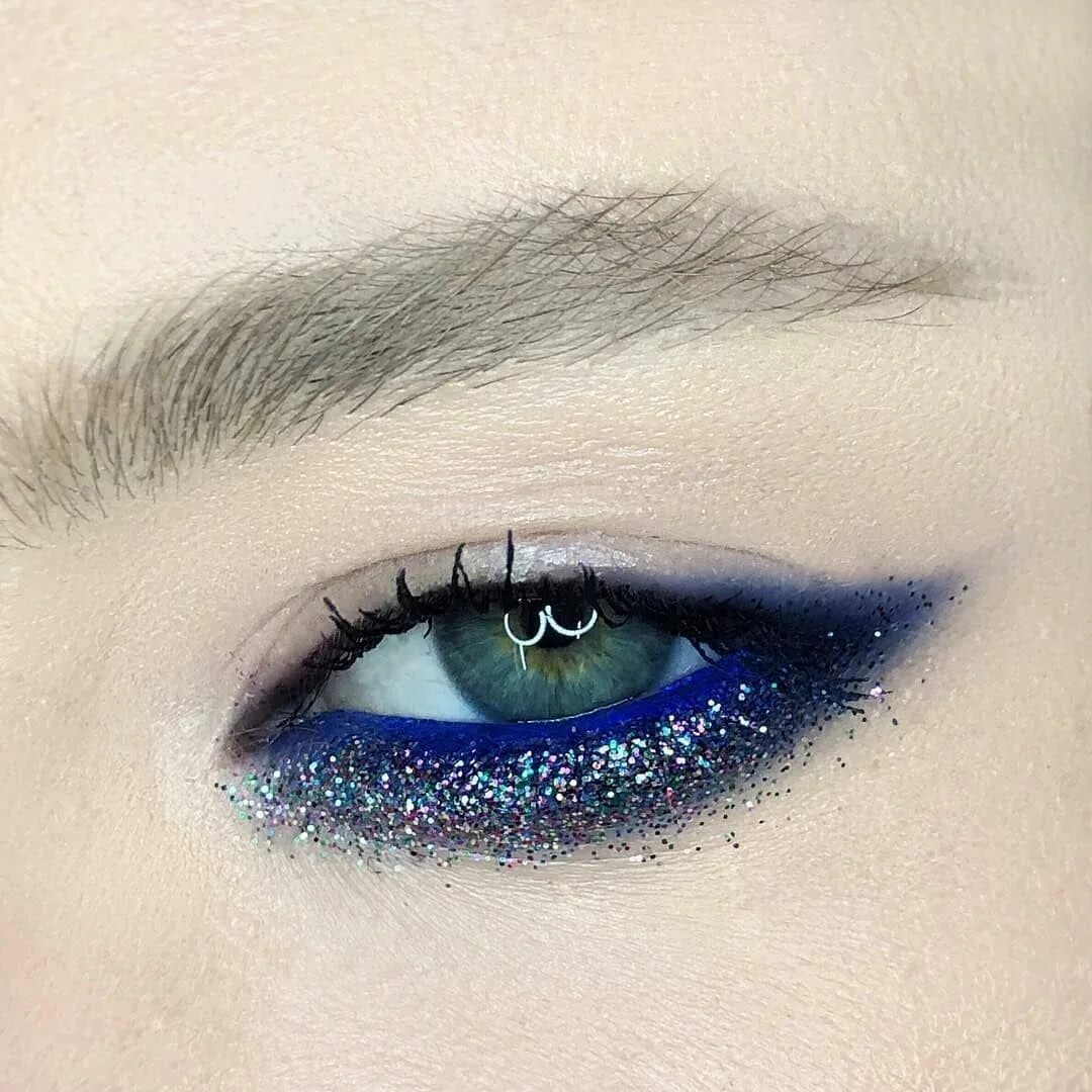 Макияж глаз с синей подводкой ⚡ SHARP EDGES MAGAZINE ⚡ on Instagram: "ARTIST @firyuzaneverova . . #sharpedgesm