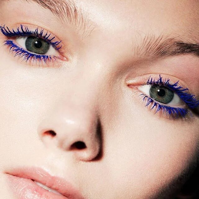 Макияж глаз с синей тушью A máscara de cílios colorida é um item polêmico do mundo da beleza mas que vem g