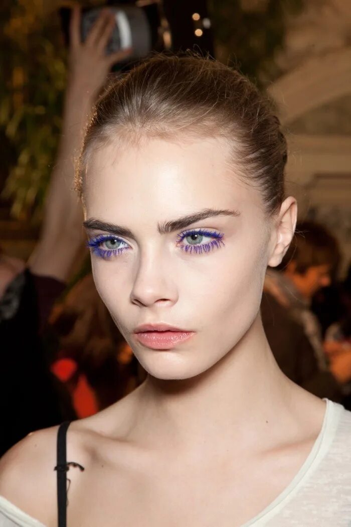 Макияж глаз с синей тушью Cara Delevingne Cara delevingne, Lilac eyeshadow, Blue mascara