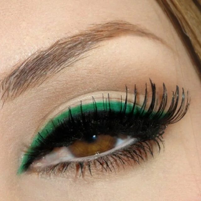 Макияж глаз с зеленой подводкой Love this makeup! Green eyeliner, Colored eyeliner, Double eyeliner