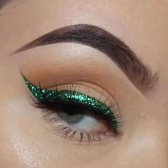 Макияж глаз с зеленой подводкой Holiday Makeup Looks To Wow This Season #makeup #holidaymakeup Christmas eye mak