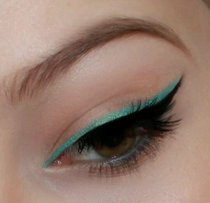 Макияж глаз с зеленой подводкой Sassy eye No eyeliner makeup, Makeup eyeliner, Colored eyeliner