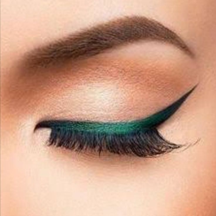 Макияж глаз с зеленой подводкой Green Gel eyeliner Idee per il trucco, Eyeliner glitter, Trucco
