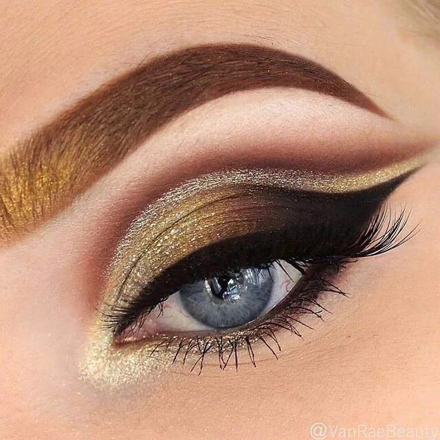Макияж глаз с золотом ESQIDO Lashes on Instagram: "Unreal Gold cutcrease by @vanraebeauty x @patmcgrat
