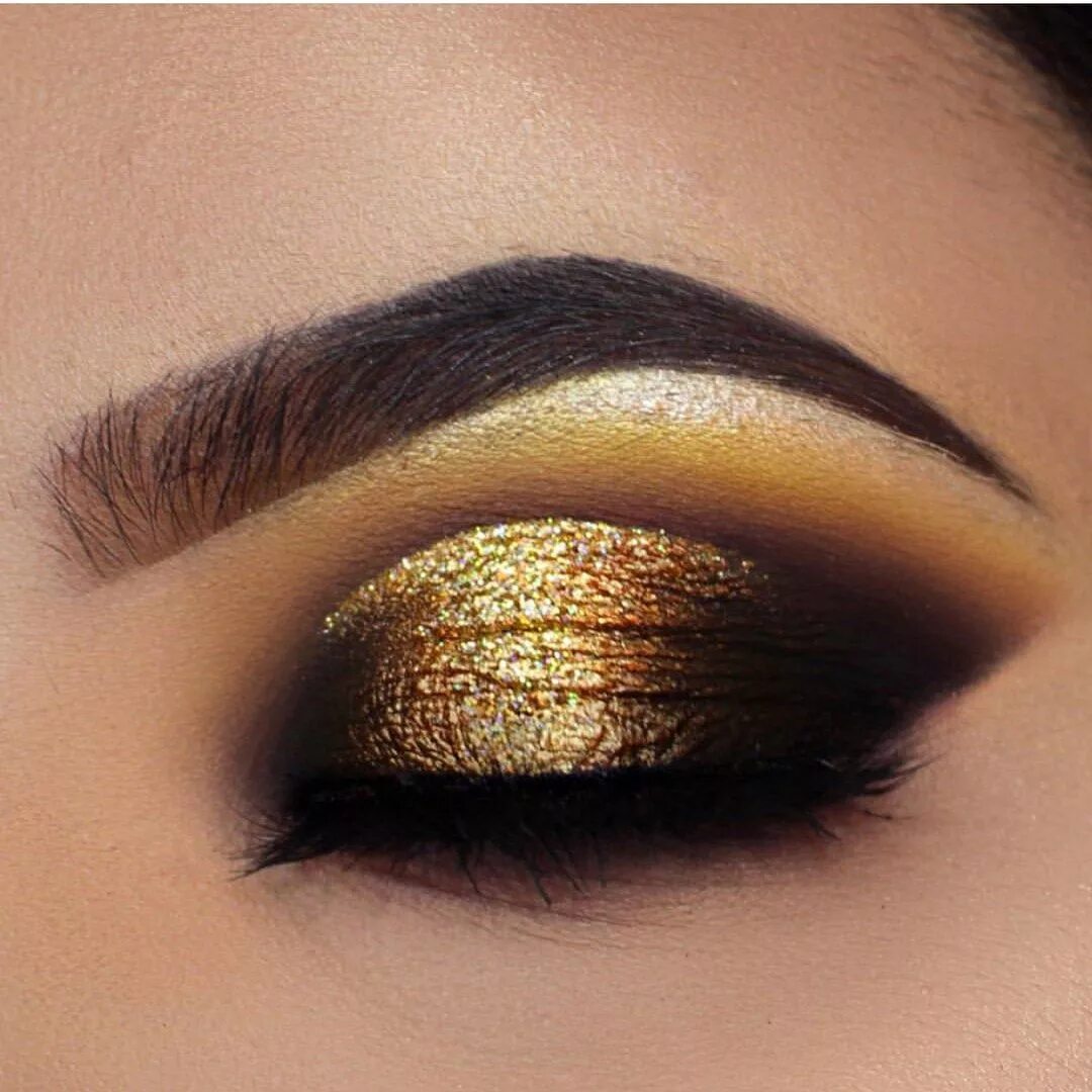 Макияж глаз с золотом 58 Stunning eye makeup ideas #eyemakeup #eyeshadow Sombra de ojos negra, Maquill