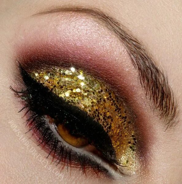 Макияж глаз с золотом Totally want to do this for NYE Smokey eye makeup, Glitter smokey eye, Eye makeu