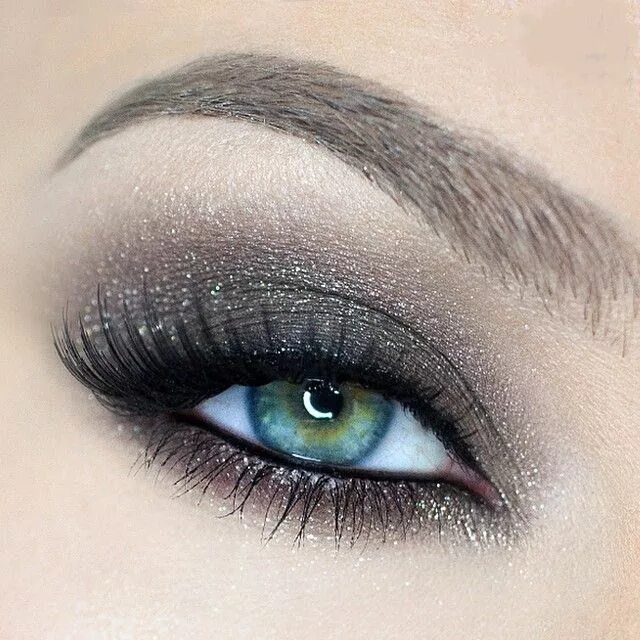 Макияж глаз серые тени 40 Glamorous Silver Grey Eye Makeup You Are Sure to Love Grey eye makeup, Eye ma