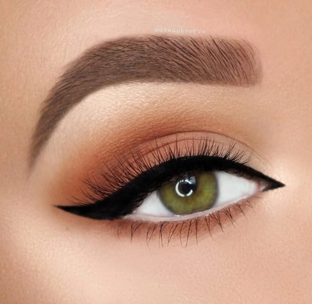 Макияж глаз со стрелками фото Eva K.B Makeup Artist on Instagram: "The @toofaced peaches and cream just launch