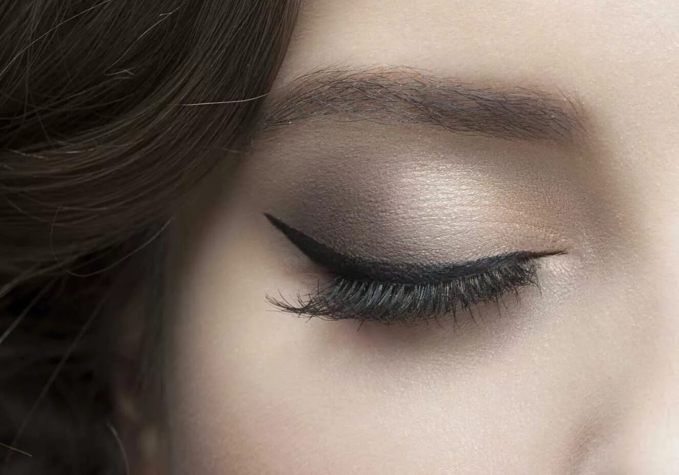Макияж глаз стрелки фото 3 truques diferentes para passar delineador Permanent makeup eyeliner, Permanent