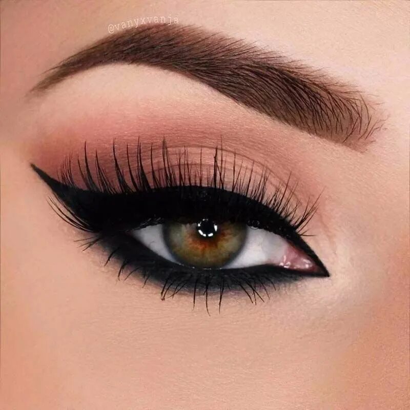 Макияж глаз стрелки фото HugeDomains.com Makeup eyeliner, Eye makeup art, Eye makeup designs