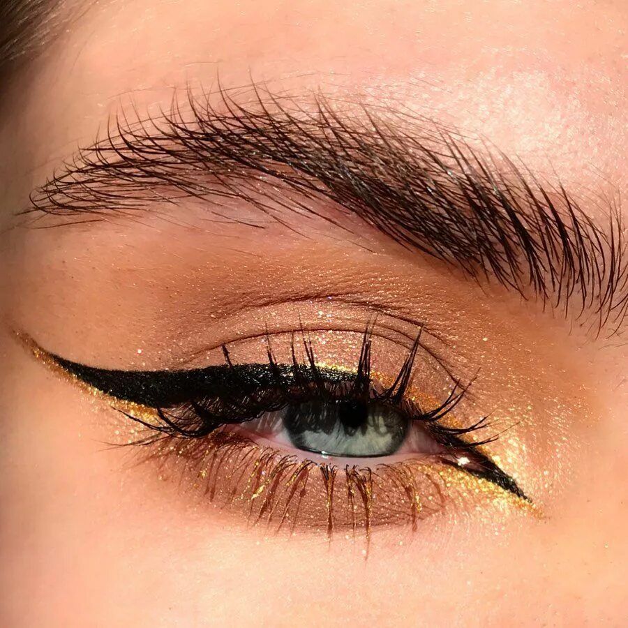Макияж глаз стрелки видео Caught the sunlight ☀ ️✨ * @xlashrussia carbon black eyeliner + mascara * @doseof