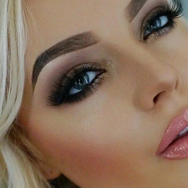 Макияж глаз светлой девушки @ummakeupartistry @temptu SB foundation in sand and hilighting my under eye area