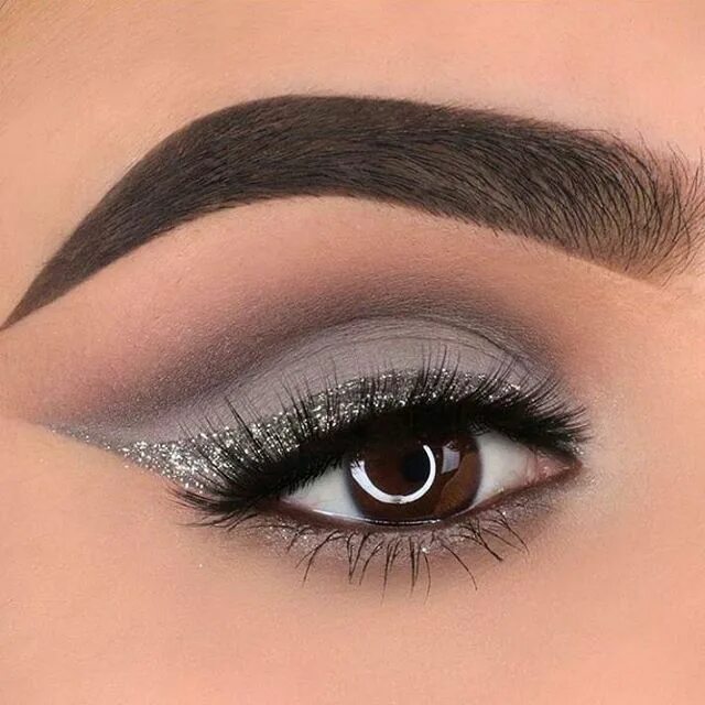 Макияж глаз светлыми тенями Amigos con derechos Silver eye makeup, Grey makeup, Eyeshadow makeup