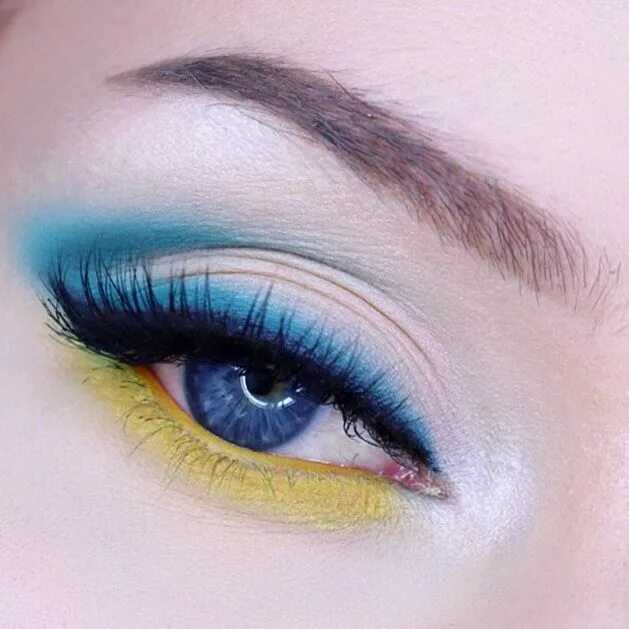 Макияж глаз цвет синий Kat Von D Mi Vida Loca Remix Eyeshadow Palette Makeup face charts, Yellow makeup