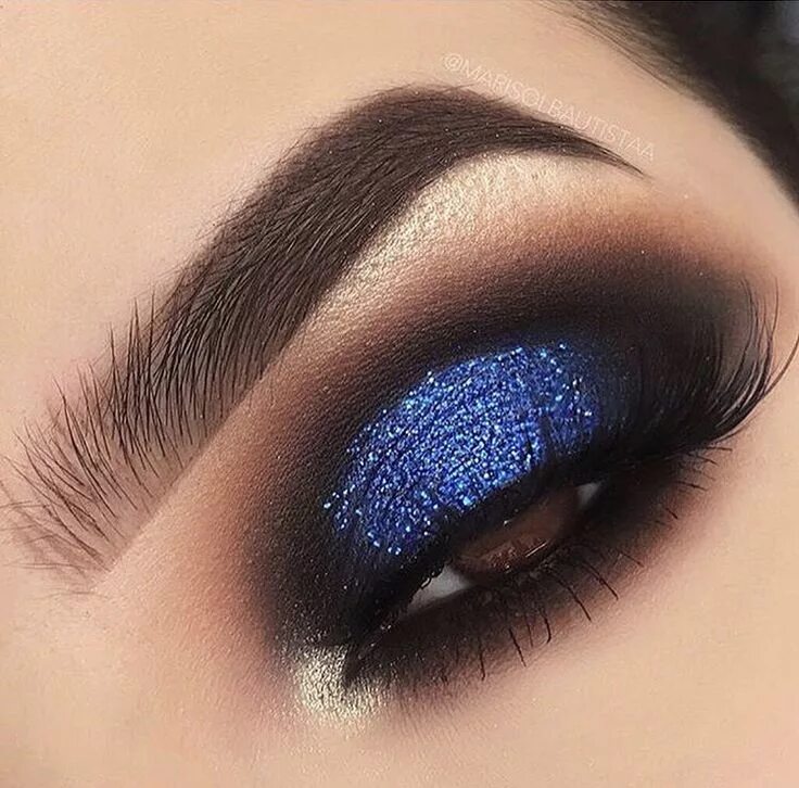 Макияж глаз цвет синий Blue Smokey eye with glitter Night makeup, Eye makeup steps, Blue makeup