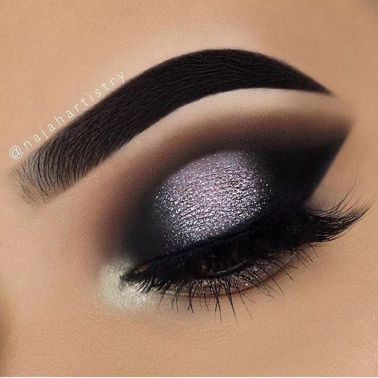 Макияж глаз тенями темные Dramatic modern smokey eye. Black dark eye shadow with silver glitter flakes, li