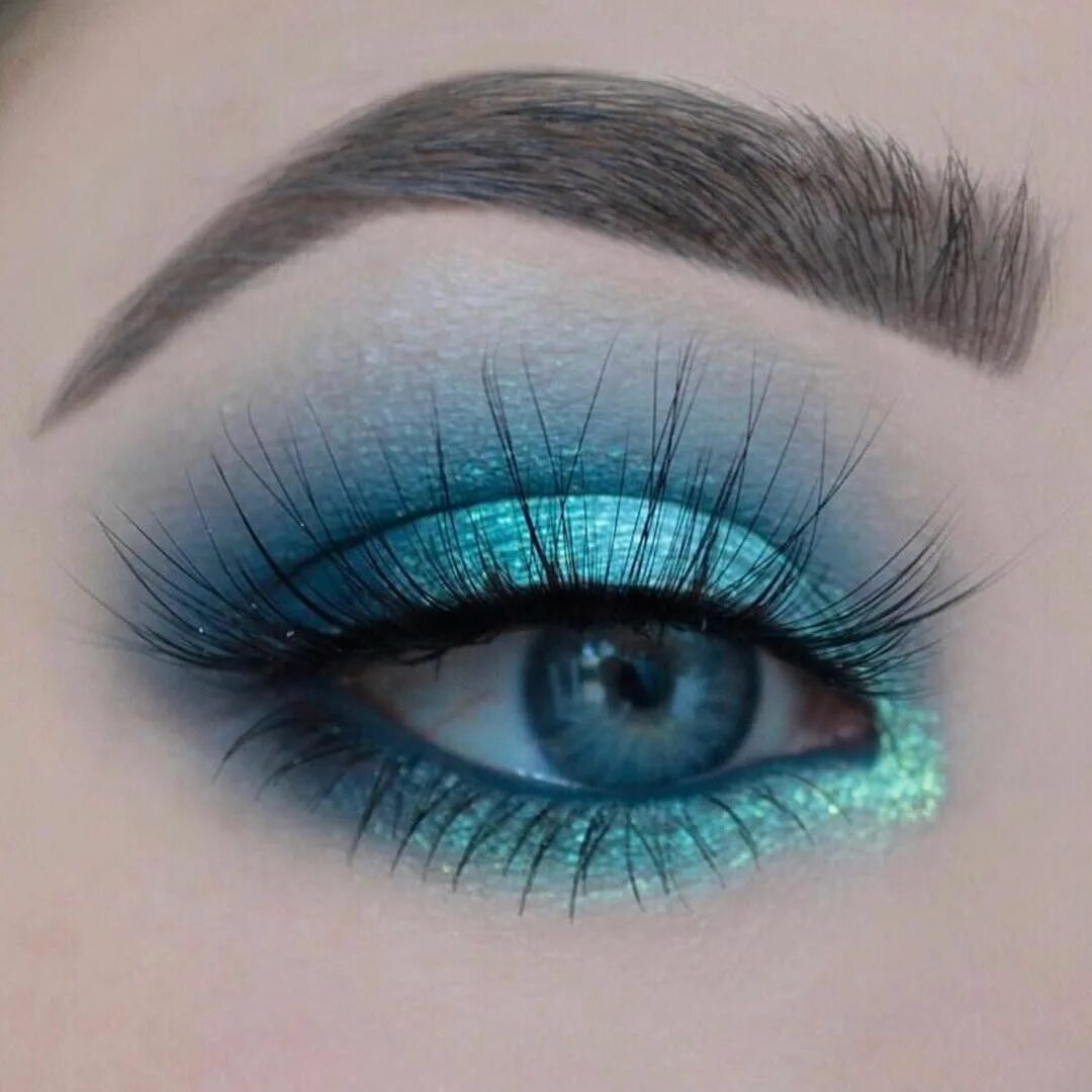Макияж глаз в голубых тонах Holographic 3D Eye Topper #makeup #beauty #holographic #holographicmakeup #cruel
