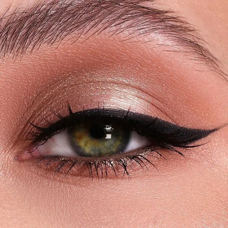 Макияж глаз век Maybelline New York on Instagram: "Tag the wing to your liner that you FaceTime 
