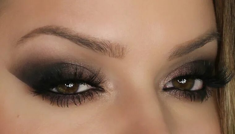 Макияж глаз век make up adatto alle occasioni speciali con dell'ombretto scuro sfumato e allunga