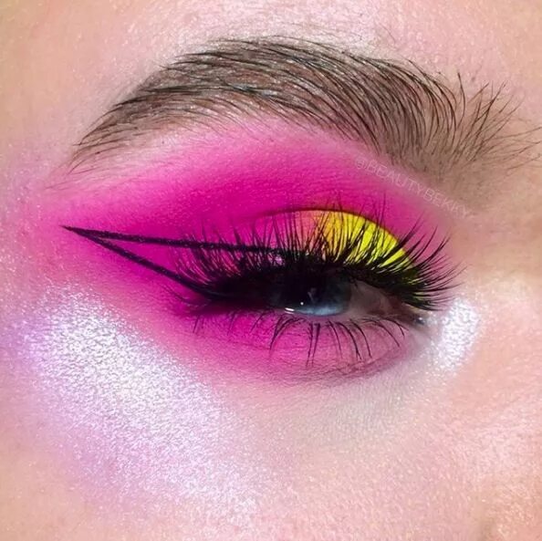 Макияж глаз яркими тенями Best Eyeliner Looks for Stunning Eyes